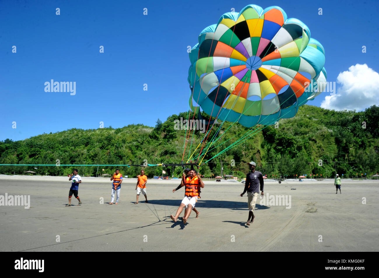 I visitatori del Bangladesh battenti parasailing in mare spiaggia In Cox bazar, Bangladesh Foto Stock