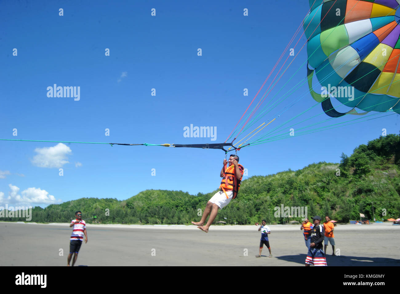 I visitatori del Bangladesh battenti parasailing in mare spiaggia In Cox bazar, Bangladesh Foto Stock
