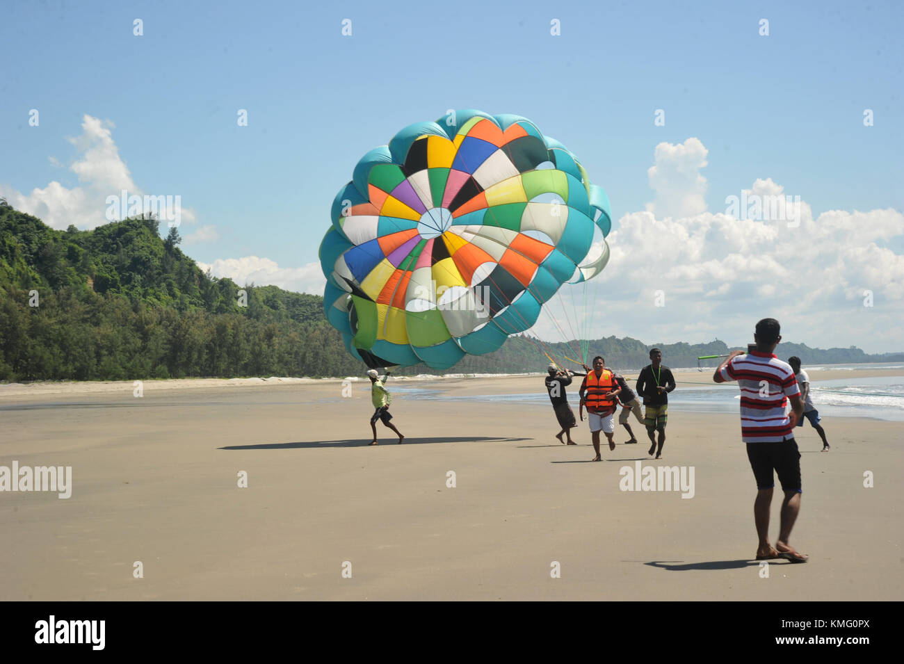 I visitatori del Bangladesh battenti parasailing in mare spiaggia In Cox bazar, Bangladesh Foto Stock