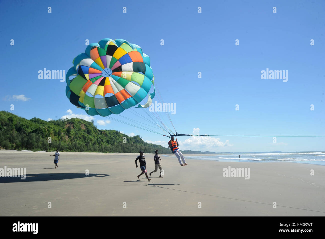 I visitatori del Bangladesh battenti parasailing in mare spiaggia In Cox bazar, Bangladesh Foto Stock