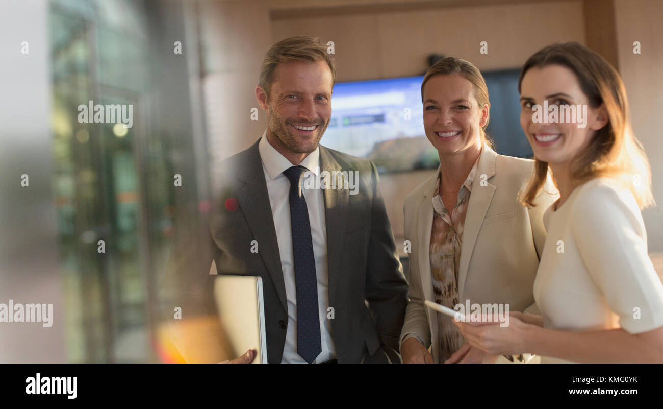 Ritratto sorridente, fiduciosi la gente di affari in ufficio Foto Stock