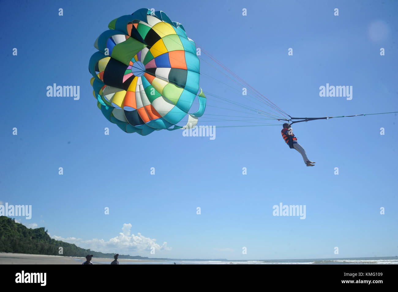 I visitatori del Bangladesh battenti parasailing in mare spiaggia In Cox bazar, Bangladesh Foto Stock