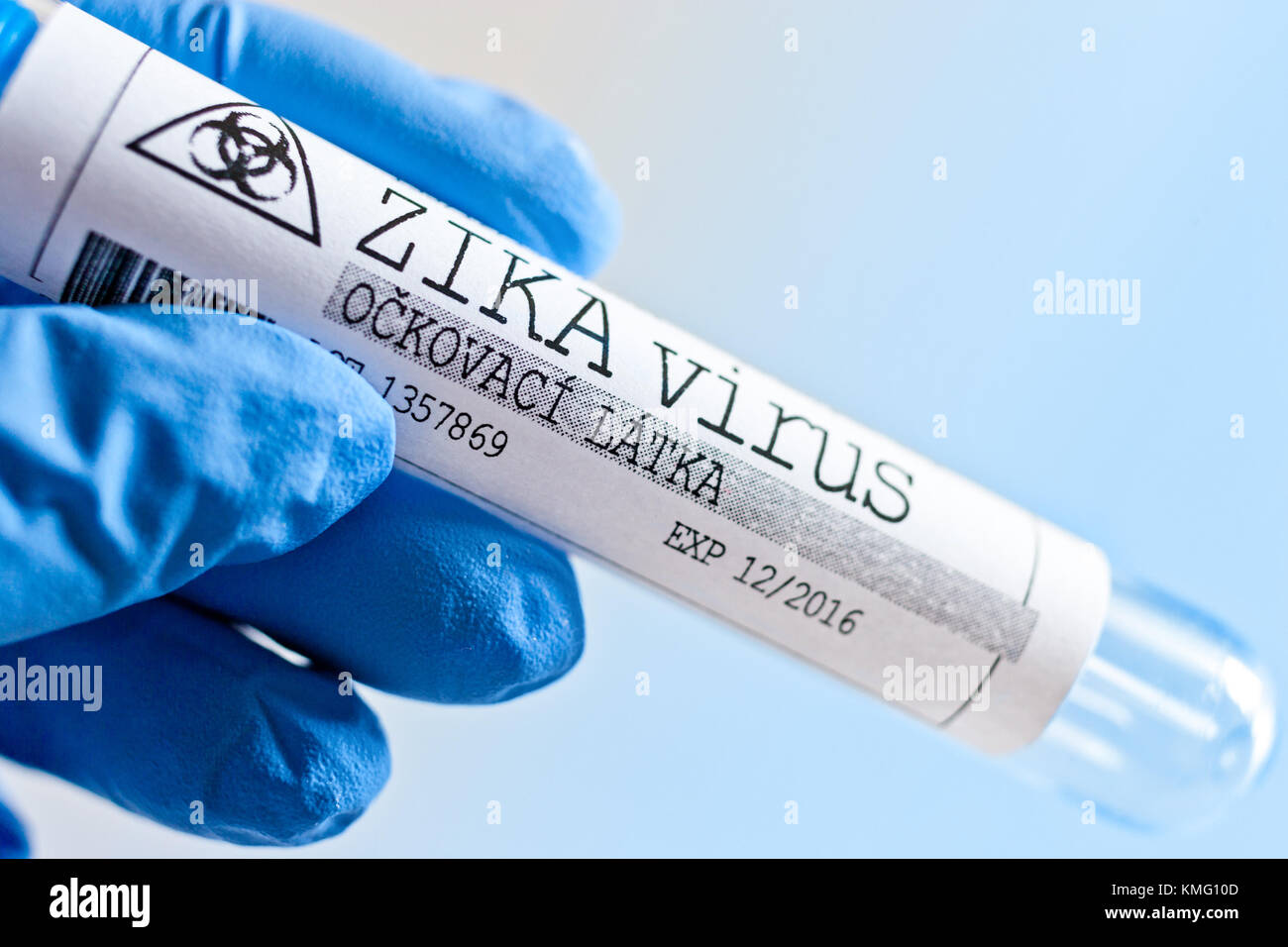 Repubblica ceca salute e medicina - zika pericolosi virus in un laboratorio - Tubi, prove, la vaccinazione, iniezione, antidoto, vaccino Foto Stock