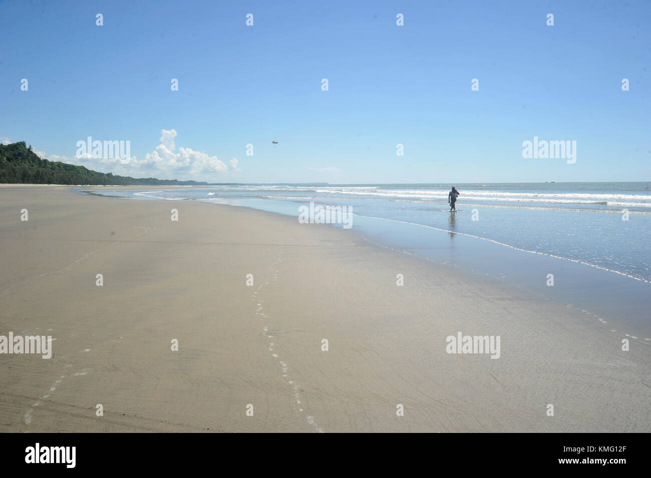 Visitatore del Bangladesh stanno godendo in mare spiaggia In Cox bazar, Bangladesh Foto Stock