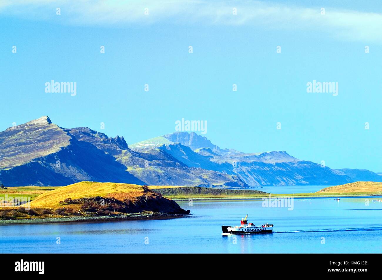 Isola di Skye, Ebridi Interne, Scozia. Traghetto da Raasay entrando in Loch Sligachan. Guardando verso nord-ovest per la penisola di Trotternish Foto Stock