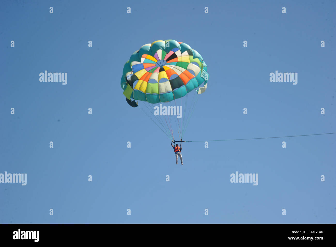 I visitatori del Bangladesh battenti parasailing in mare spiaggia In Cox bazar, Bangladesh Foto Stock