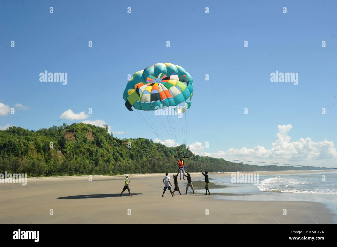 I visitatori del Bangladesh battenti parasailing in mare spiaggia In Cox bazar, Bangladesh Foto Stock