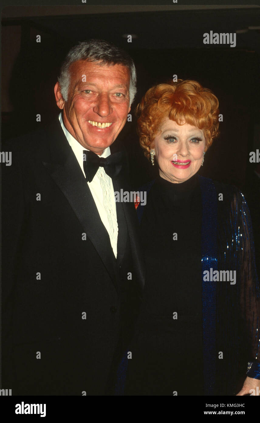L'attrice Lucille Ball e il marito Gary Morton frequentare Scott Newman Foundation evento presso il Century Plaza Hotel il 19 novembre 1982 a Los Angeles, California. Foto di Barry re/Alamy Foto Stock