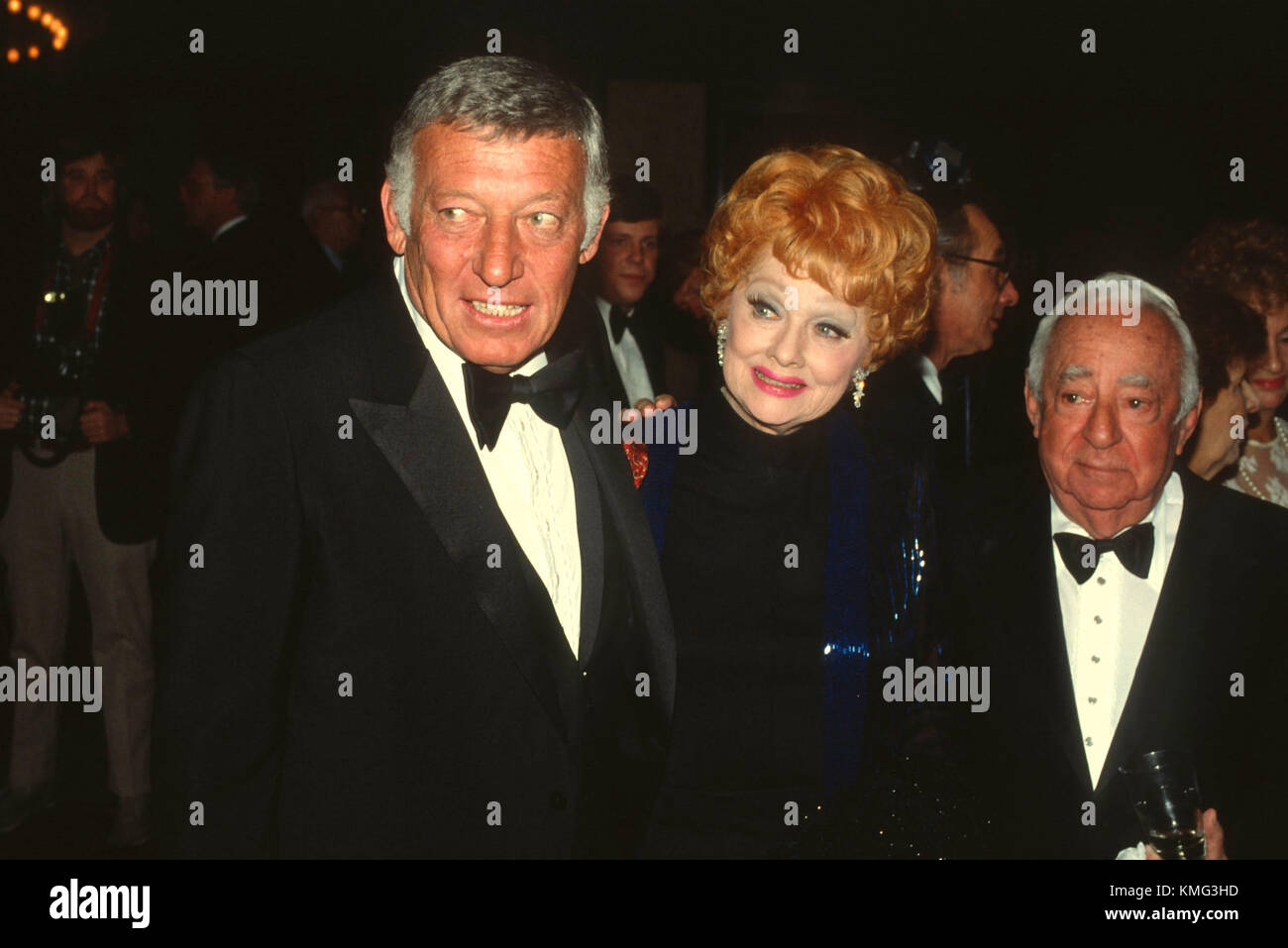 L'attrice Lucille Ball e il marito Gary Morton frequentare Scott Newman Foundation evento presso il Century Plaza Hotel il 19 novembre 1982 a Los Angeles, California. Foto di Barry re/Alamy Foto Stock