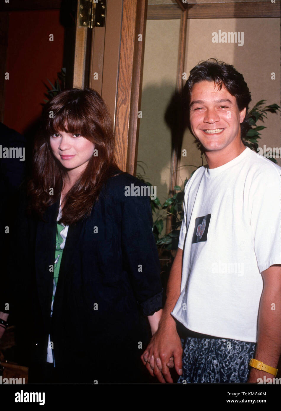 Attrice Valerie Bertinelli e musicista Eddie Van Halen frequentare Billy Idol backstage concerto presso il Forum su Maggio 8, 1987 a Los Angeles, California. Foto di Barry re/Alamy Foto Stock