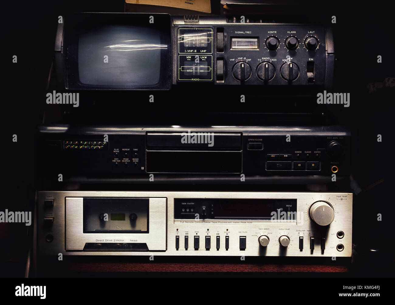 Piccola radio con tv, riproduttore di cassette e lettore cd. Foto Stock