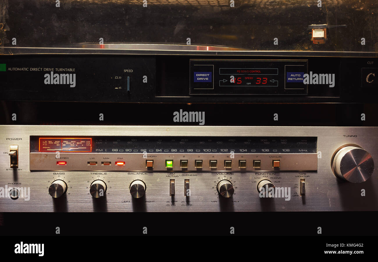 Sintonizzatore radio, lettore cd, il grammofono e deck a cassetta. Foto Stock