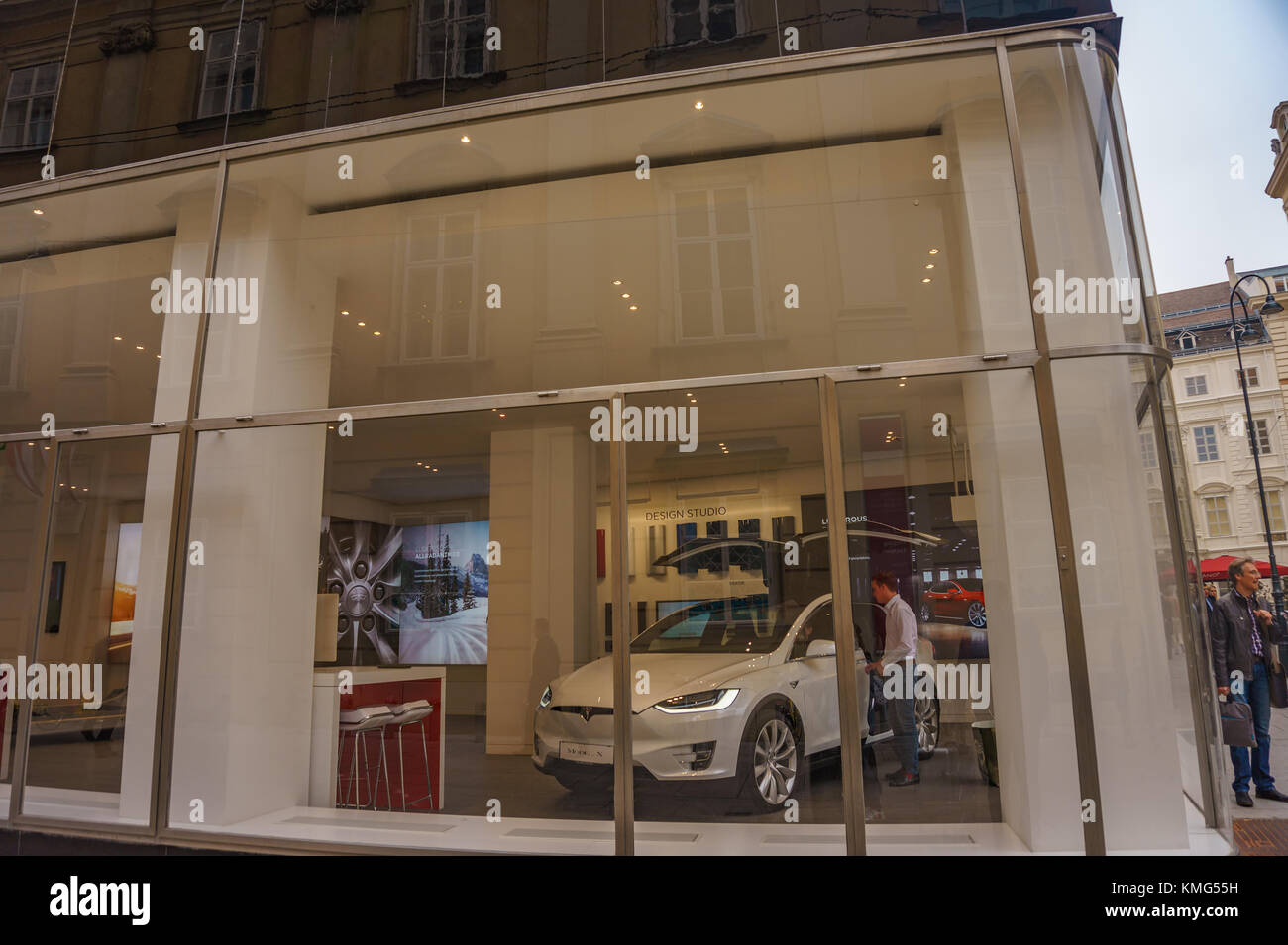 Il nuovo negozio di tesla di Vienna in Austria. tesla model x e il modello s sono esposte nel centro della città di Vienna, vicino grabenstrasse. vienna, Austria. Foto Stock