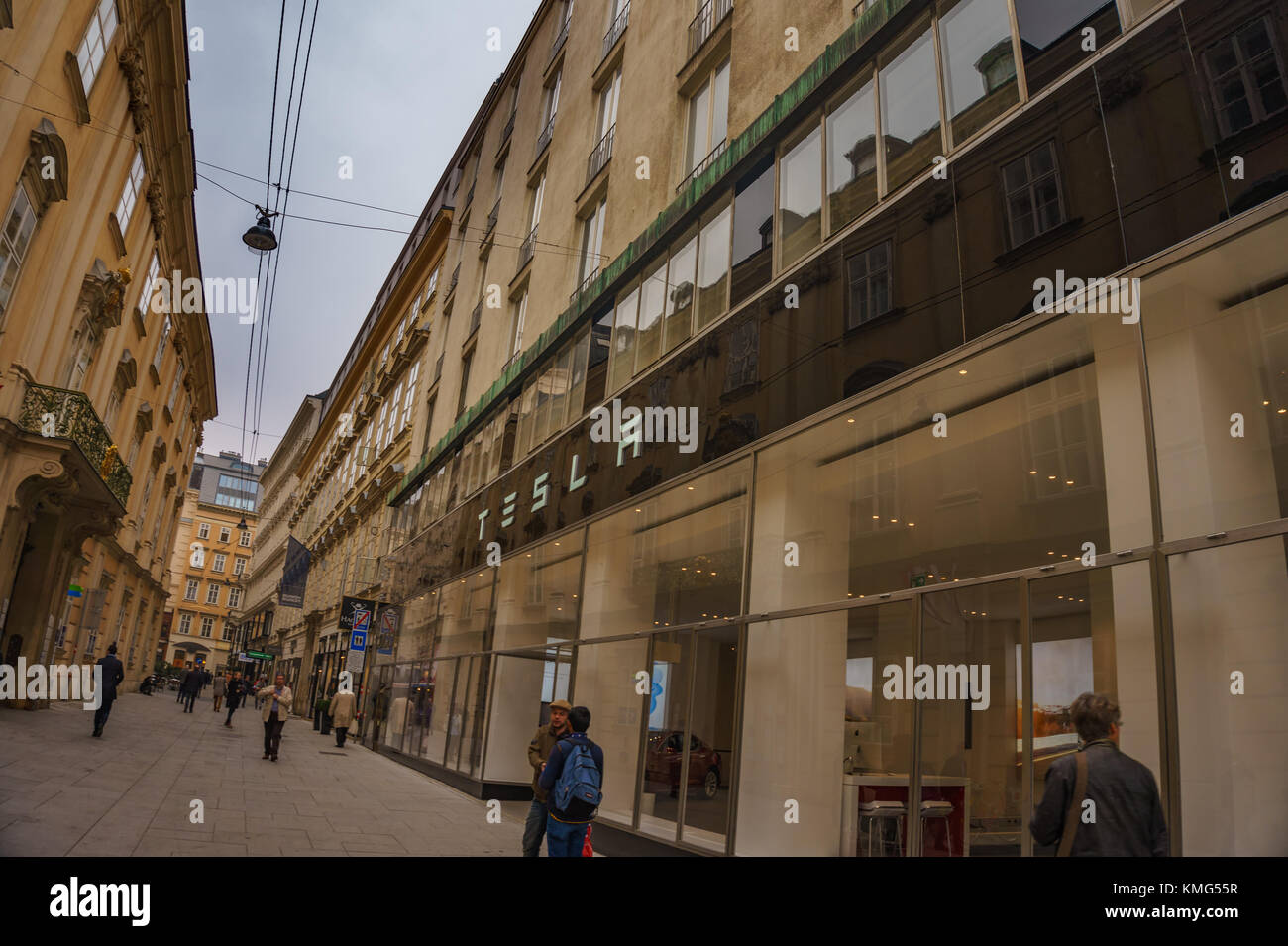 Il nuovo negozio di tesla di Vienna in Austria. tesla model x e il modello s sono esposte nel centro della città di Vienna, vicino grabenstrasse. vienna, Austria. Foto Stock