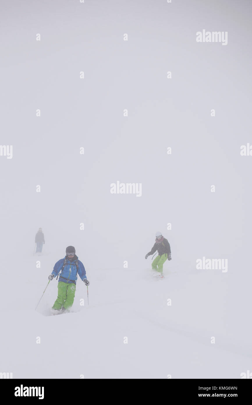 Uomo e donna che sciano in montagna innevata Foto Stock