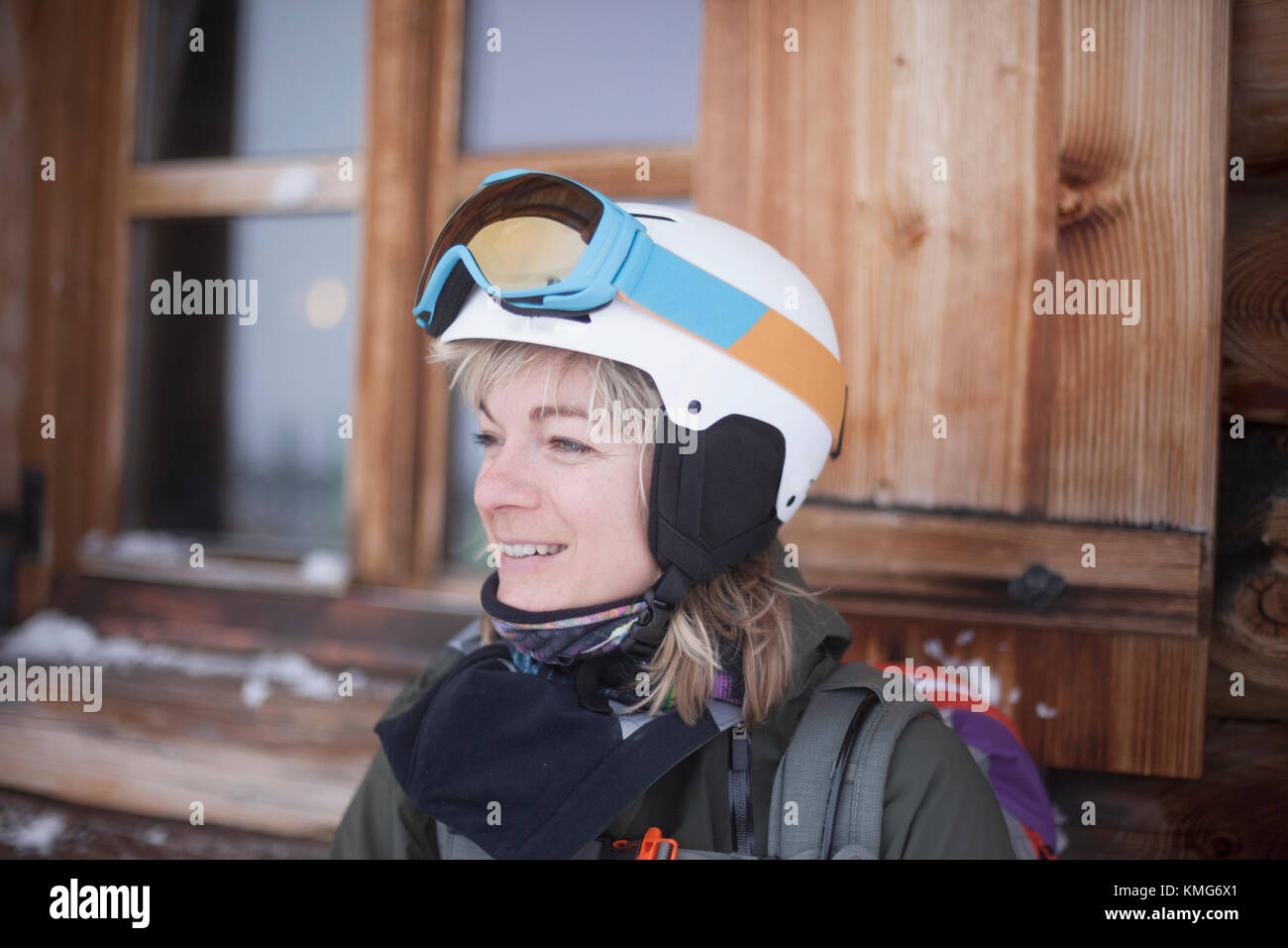 Donna che indossa abiti sportivi invernali Foto Stock