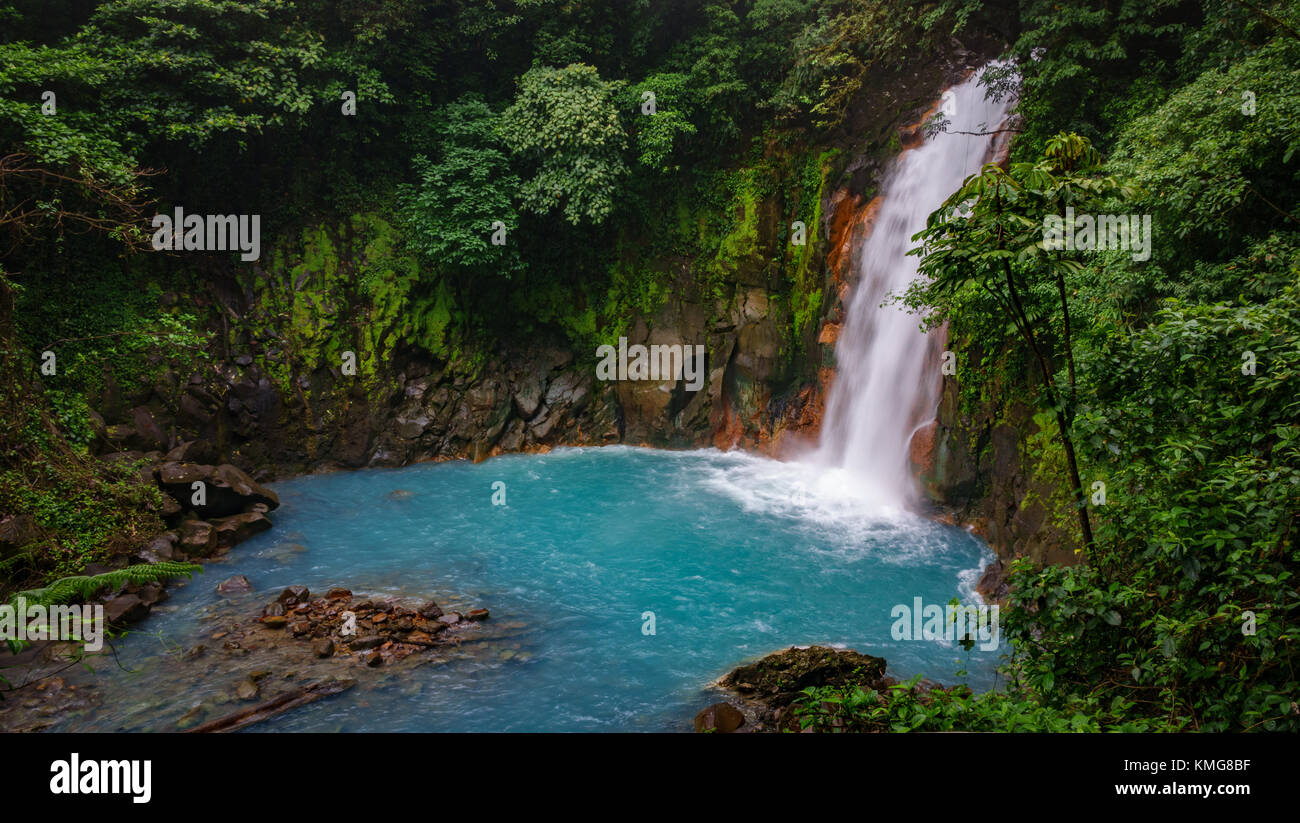 Celeste cascata e stagno in volcan tenorio parco nazionale Foto Stock