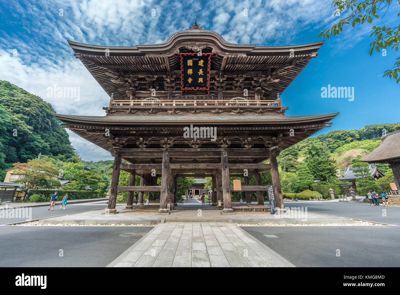 Kencho-ji tempio Buddista Sanmon Gate. Nijumon in legno in stile a due piani doppio tetto Hengaku (Oro iscrizione) ingresso principale del tempio. Foto Stock