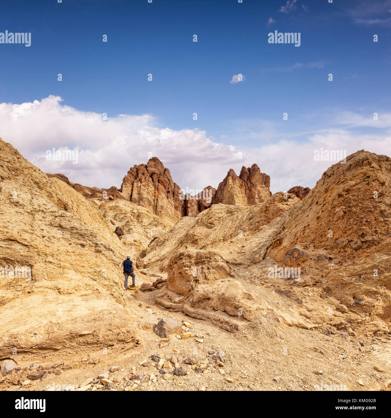 Uomo senior escursionismo il sentiero in golden canyon, Death Valley, Stati Uniti d'America. Foto Stock