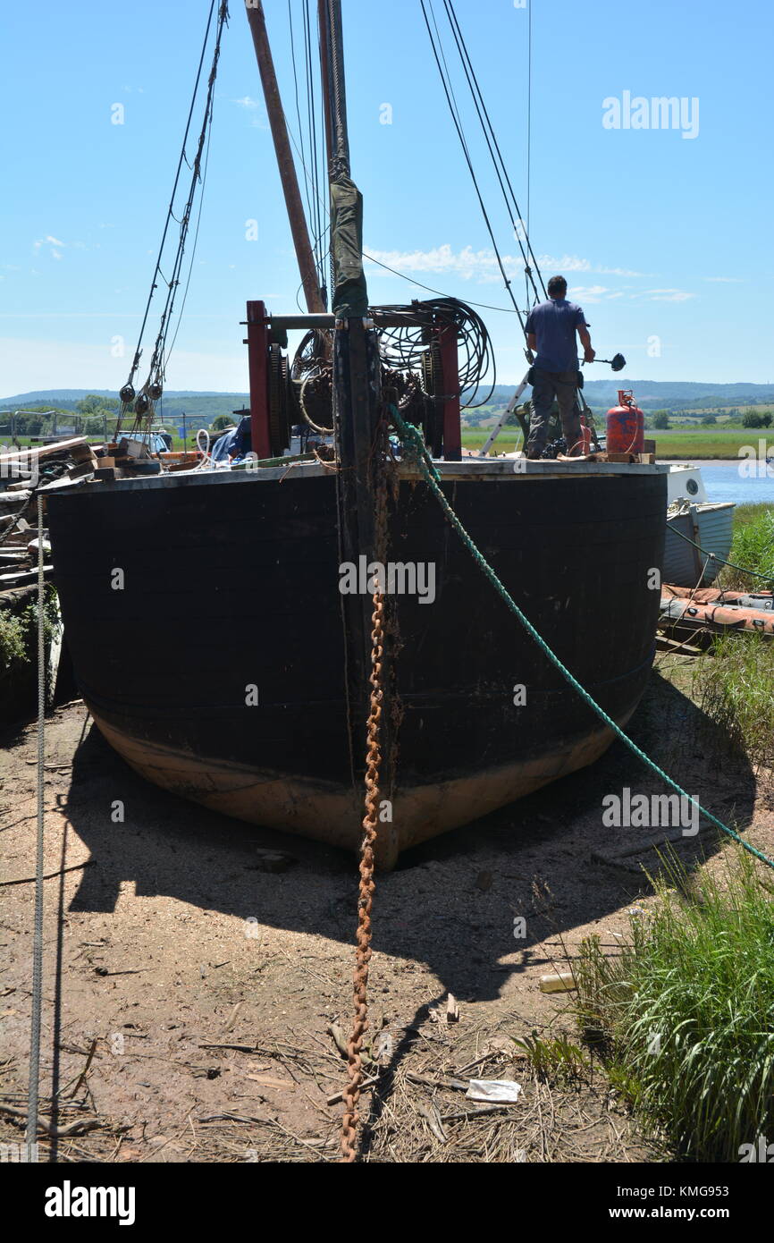 Vecchio Thames Barge in fase di ristrutturazione Foto Stock
