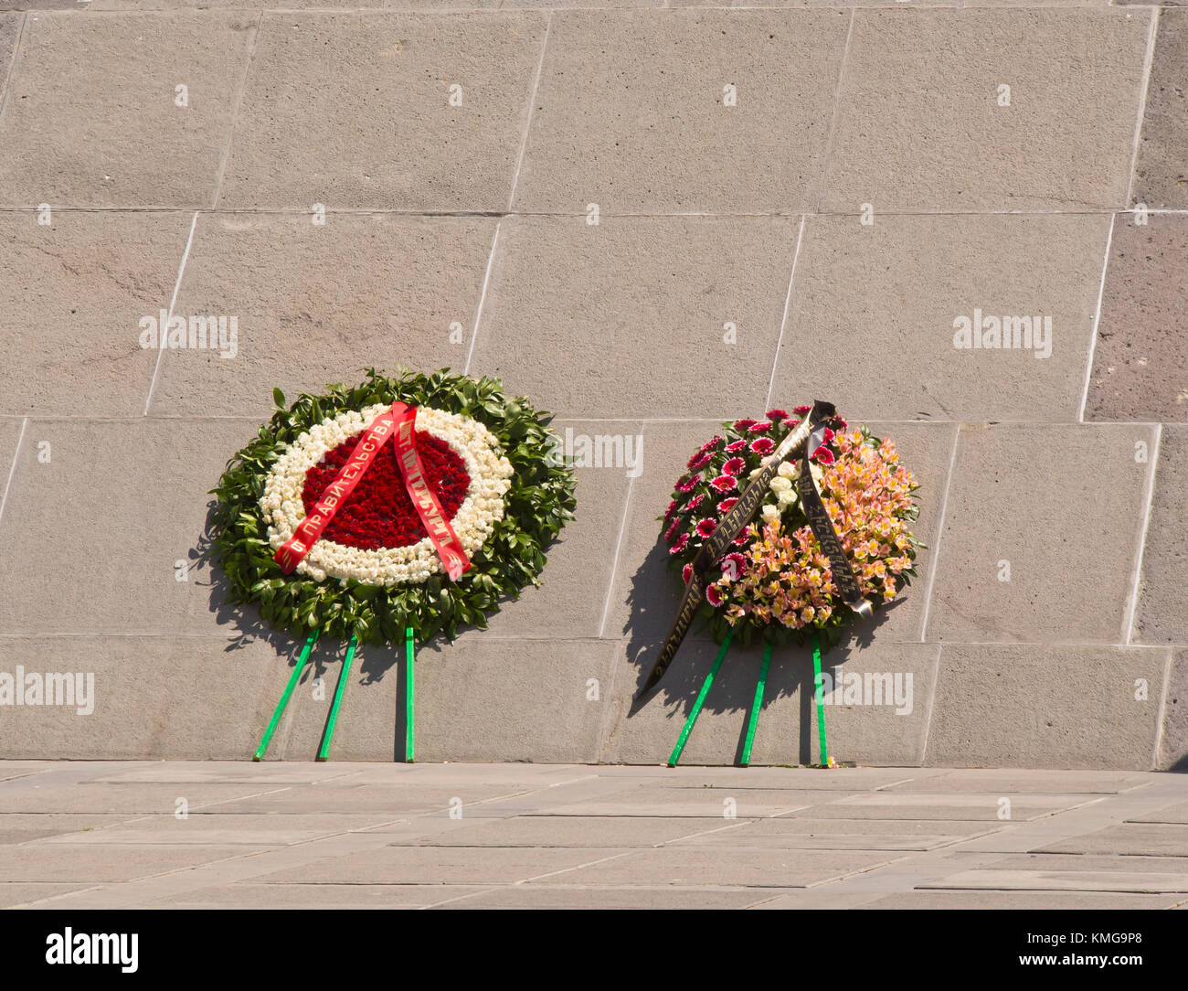 Patrimonio armeno, il genocidio memorial e museo, Tsitsernakaberd,sulla cima di una collina n Yerevan Armenia, close up di corone per onorare le vittime Foto Stock