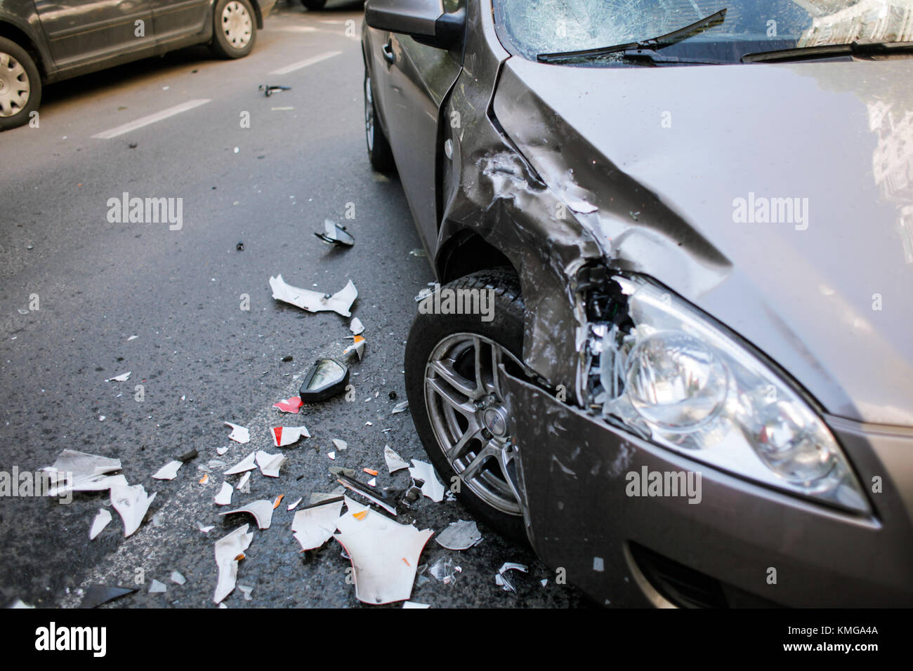 Auto danneggiata dopo il crash con la motocicletta su una strada urbana Foto Stock