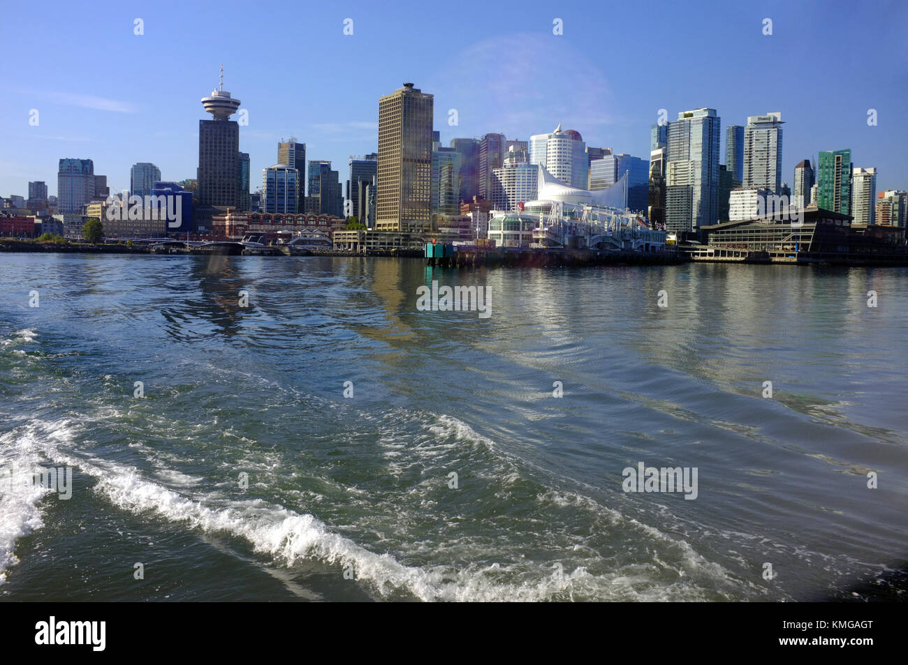 Una vista della skyline di Vancouver come visto da un traghetto viaggia a North Vancouver. Foto Stock