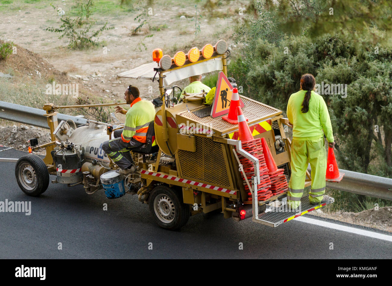 Lavoratori di strada sulla macchina, linea di traffico la pittura, la segnaletica stradale, Spagna. Foto Stock