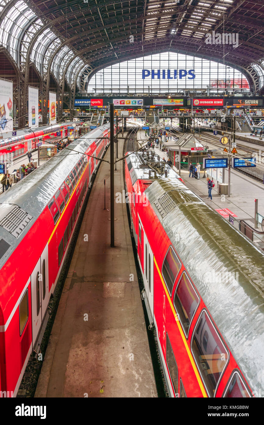 Amburgo - Maggio, 2016 - I passeggeri in attesa presso i binari del treno presso la più trafficata Stazione ferroviaria in Germania, Hamburg Hauptbahnhof, Amburgo, Germania Foto Stock