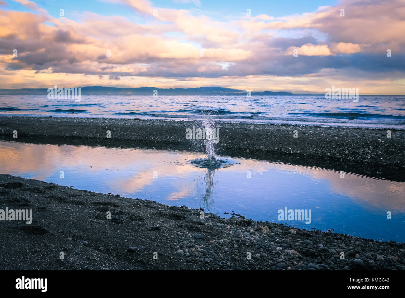 LANTZVILLE, BC - Settembre 27, 2015 - Acqua schizzi fuori di una pozza di fronte all'Oceano Pacifico sulla settembre 27th, 2015, nella Bassa Lantzville. Foto Stock