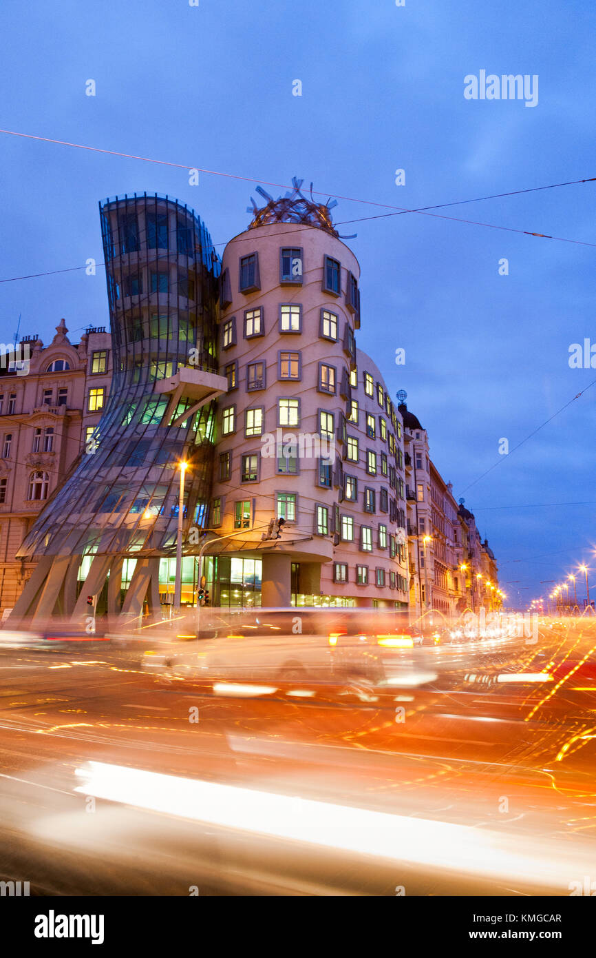 La casa Danzante (chiamato lo zenzero nad fred) a Praga, città nuova, Repubblica ceca. costruito da Vlado Milunic e Frank Gehry nel periodo 1992-1996. notte foto. Foto Stock