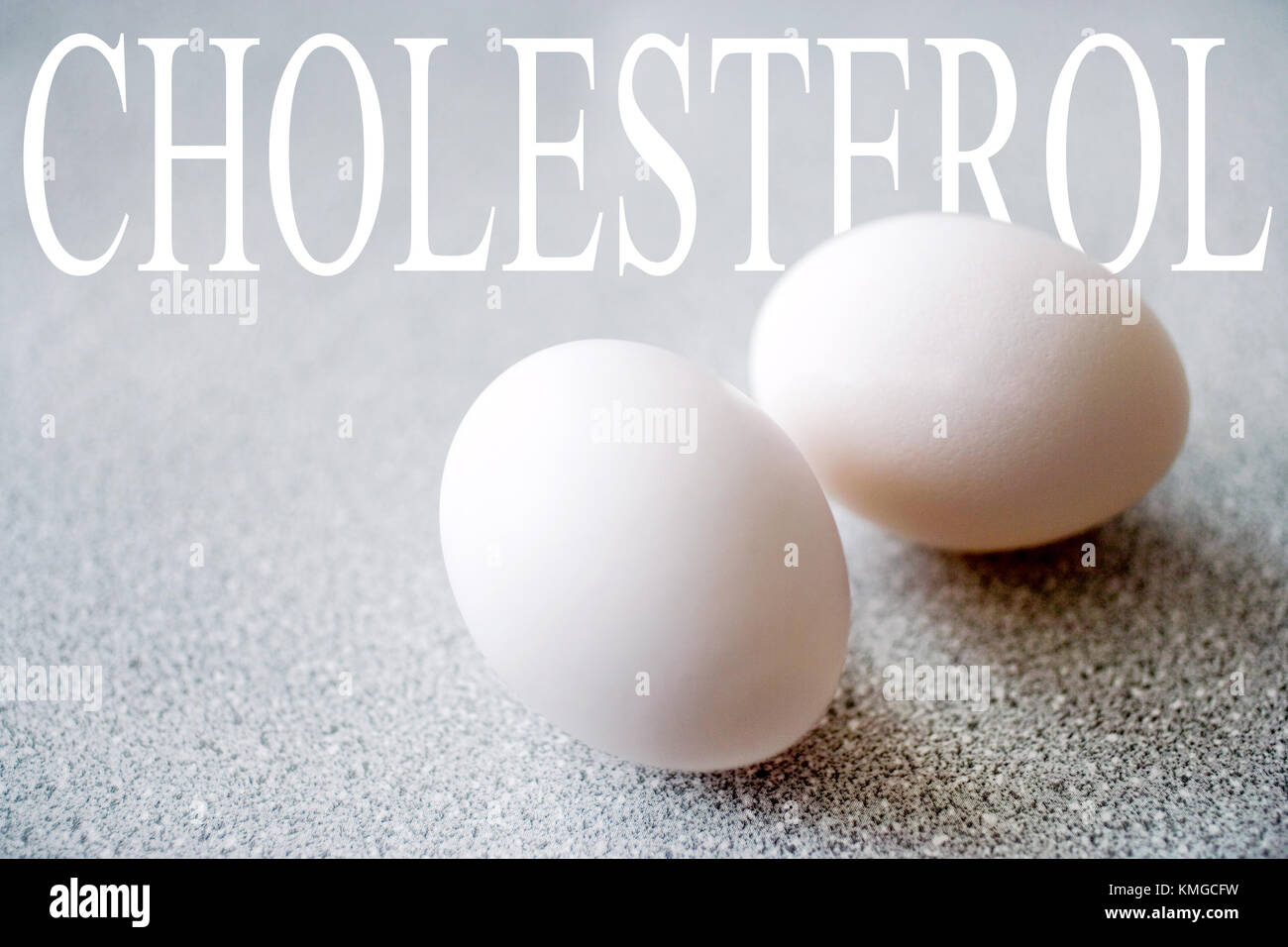 Le uova bianche con testo di colesterolo - Salute e stile di vita sano - bio-NOZIONE Foto Stock