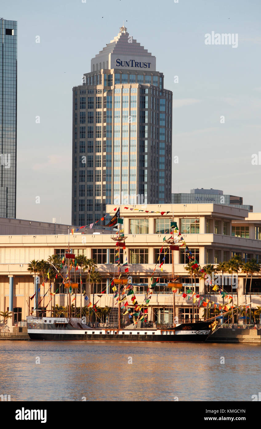 Un Gasparilla Pirate ship è inserito lungo il lungomare di Tampa seguenti città annuali di Gasparilla Pirate invasione. Foto Stock