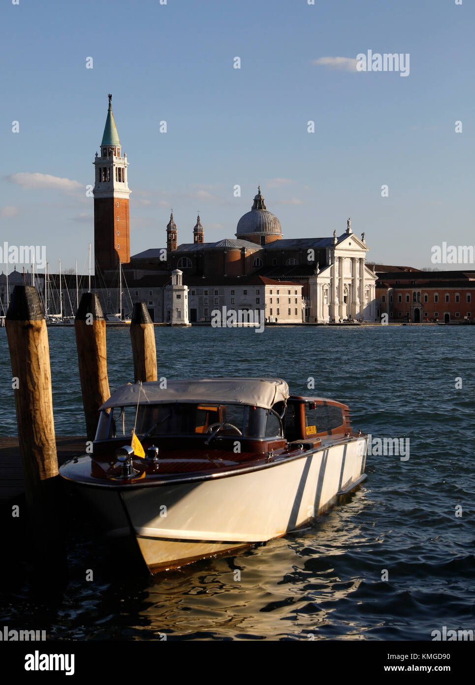 Venezia, Italia: un taxi d'acqua è inserito lungo la Riva degli Schiavoni vicino a Piazza San Marco con la chiesa di San Giorgio Maggiore visto nel distanc Foto Stock