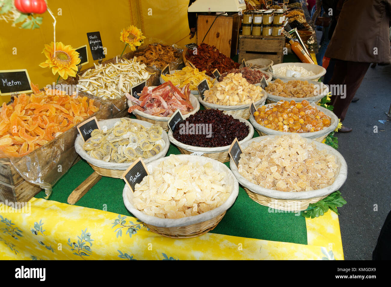 Visualizzazione dei vari frutti essiccati in un mercato provenzale. Cagnes sur Mer, Riviera francese. Foto Stock