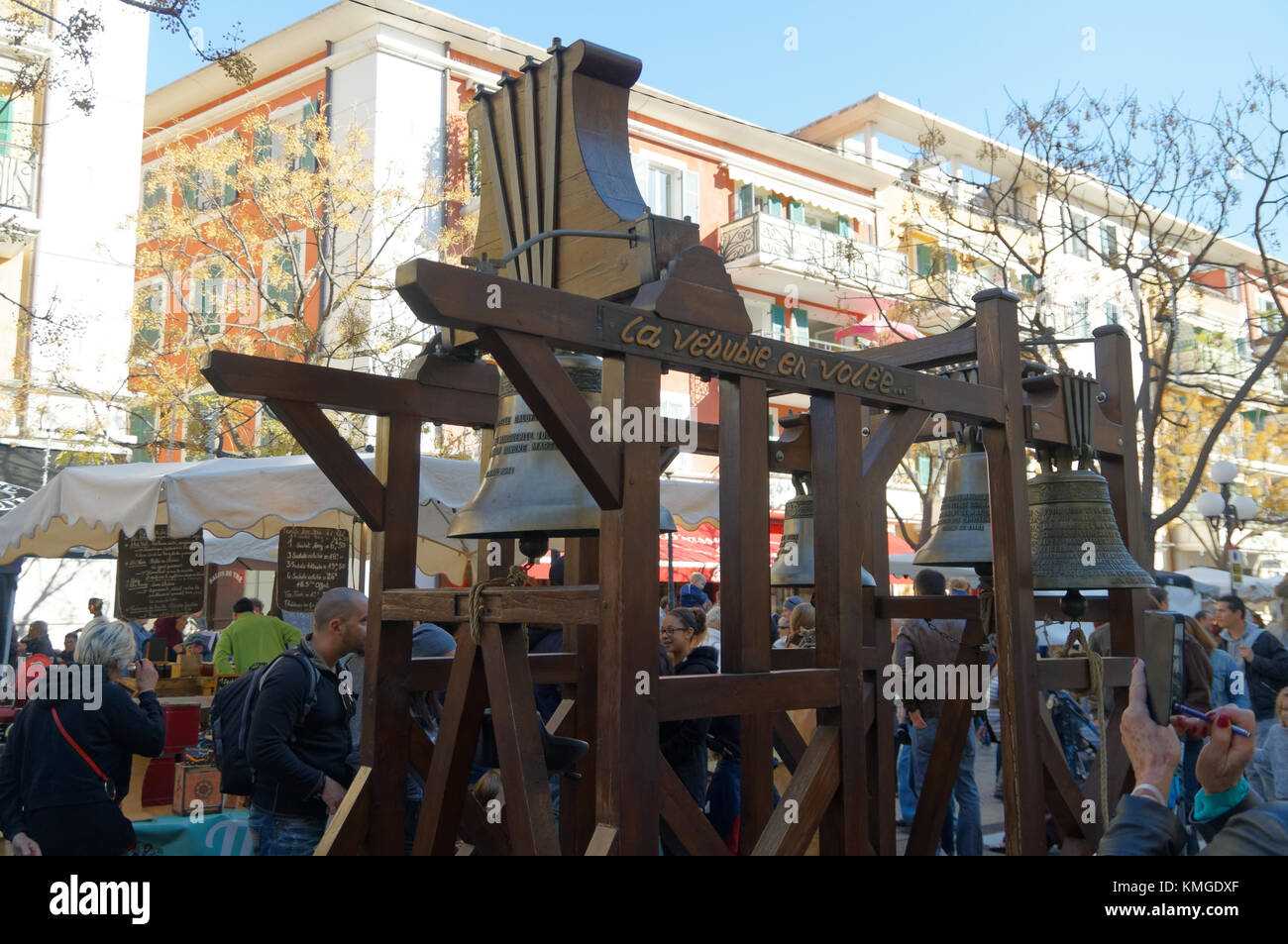 Bells maker durante un festival nel mercato di Cagnes sur Mer in Costa Azzurra Foto Stock