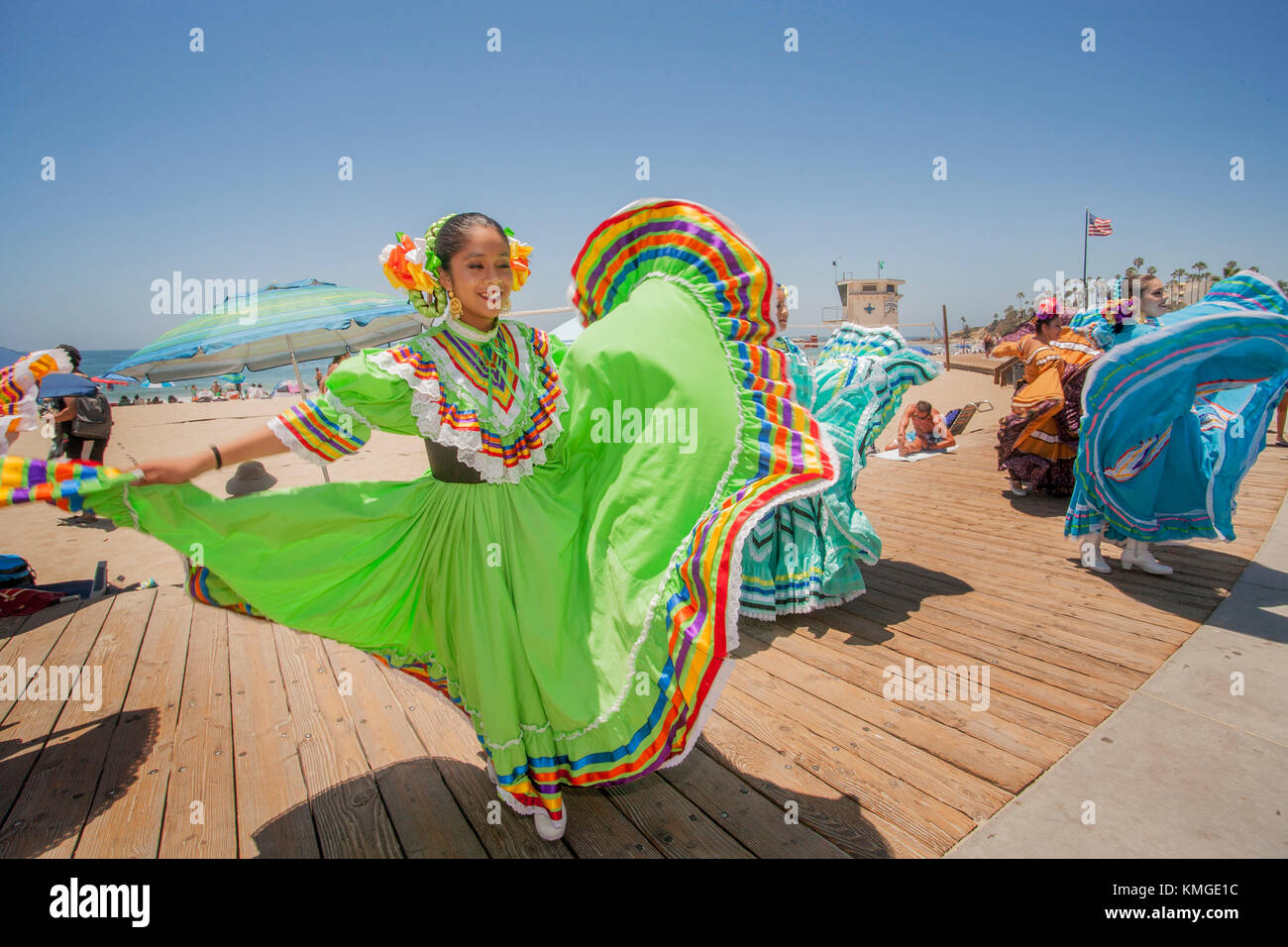 Con vorticazione Abiti etnici, entusiasta messicano ballerini folk eseguire sul Boardwalk in laguna beach, ca. Foto Stock