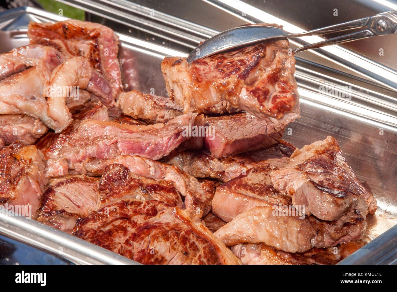 Una piastra di mezzo raro bistecca alla griglia è pronto per servire in un  pasto all'aperto in Newport Beach, ca Foto stock - Alamy