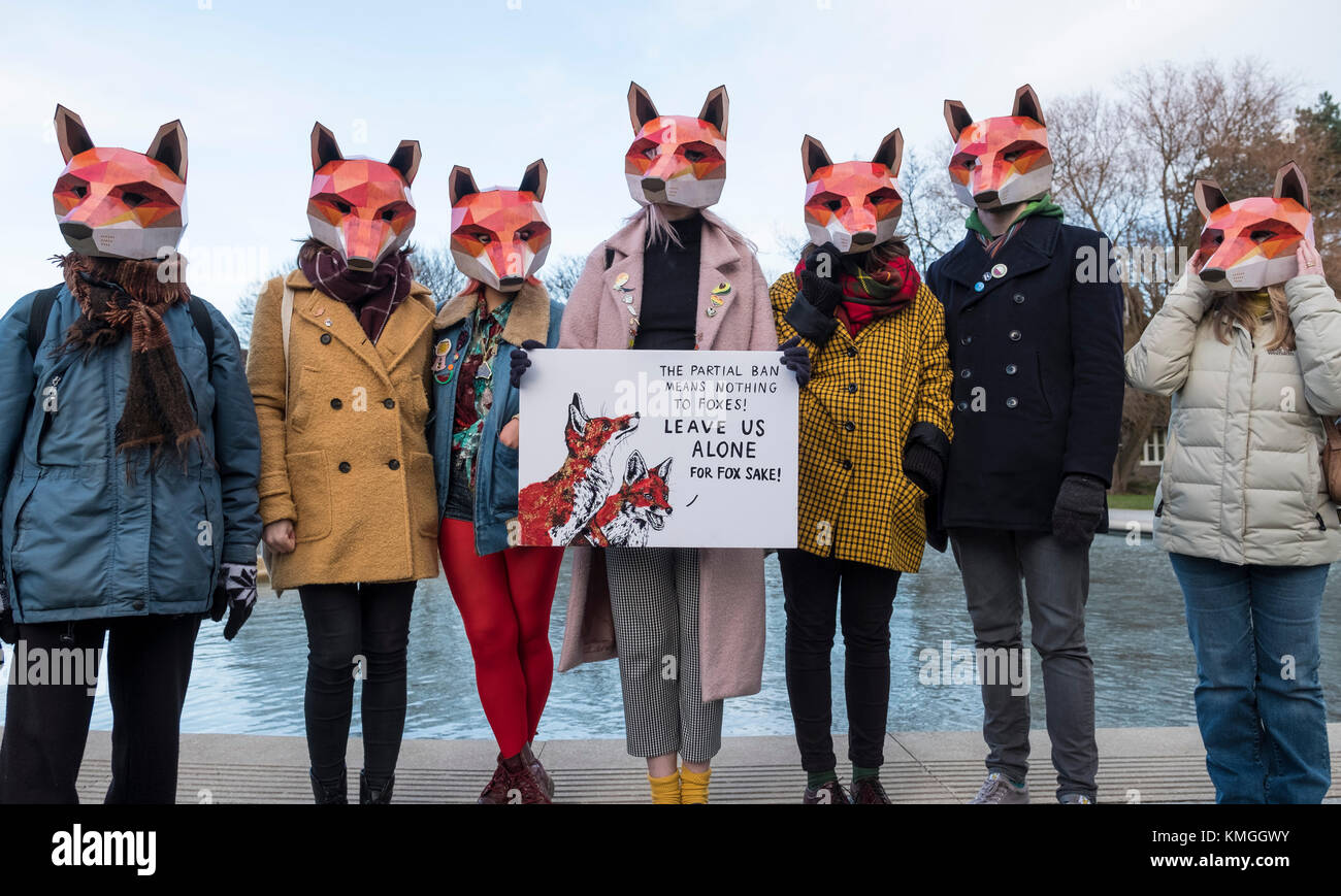 Edimburgo, Scozia, Regno Unito. 7 dicembre 2017. Scottish Green MSP Alison Johnston si è Unito con gli attivisti del benessere degli animali al Parlamento scozzese a Holyrood per sostenere il disegno di legge del suo membro di vietare la caccia alla volpe in Scozia. Credit: Iain Masterton/Alamy Live News Foto Stock