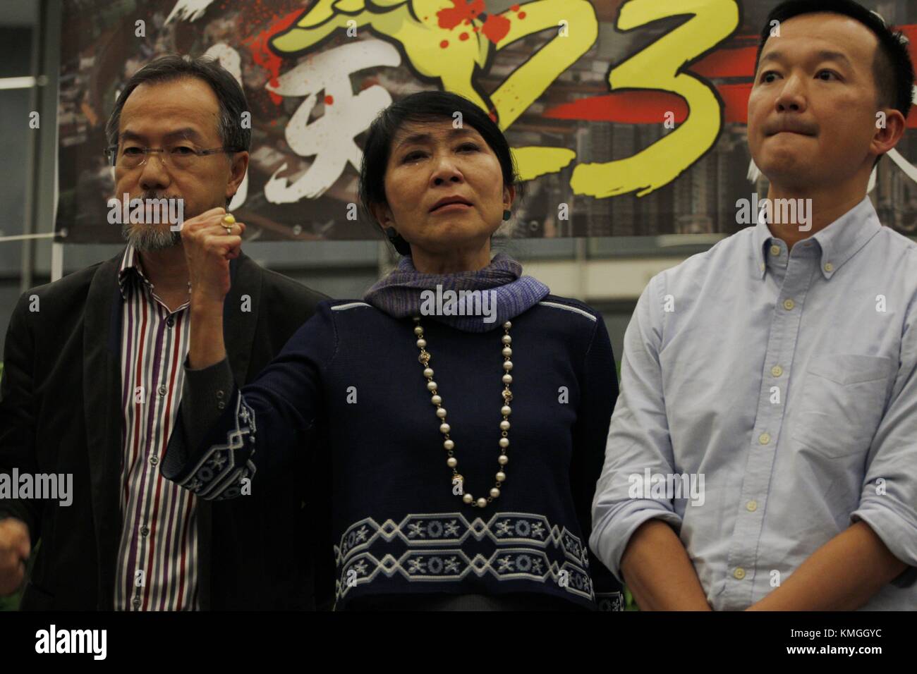 Hong Kong, CINA. 7 dicembre 2017. La legislatrice pandemocratica Claudia Mo ( C ) ha versato lacrime durante il momento emotivo mentre ascolta le forti chiamate dei sostenitori fuori dall'edificio LEGICO al raduno politico. Il tentativo degli HKSAR di modificare le regole procedurali a LEGICO ha suscitato forti reazioni da parte dei campi democratici all'interno della legislatura di Hong Kong. 7-dic 2017.Hong Kong. ZUMA/Liau Chung Ren crediti: Liau Chung Ren/ZUMA Wire/Alamy Live News Foto Stock Hong Kong, CINA. 7 dicembre 2017. La legislatrice pandemocratica Claudia Mo ( C ) ha versato lacrime durante il momento emotivo mentre ascolta le forti chiamate dei sostenitori fuori dall'edificio LEGICO al raduno politico. Il tentativo degli HKSAR di modificare le regole procedurali a LEGICO ha suscitato forti reazioni da parte dei campi democratici all'interno della legislatura di Hong Kong. 7-dic 2017.Hong Kong. ZUMA/Liau Chung Ren crediti: Liau Chung Ren/ZUMA Wire/Alamy Live News Foto Stock