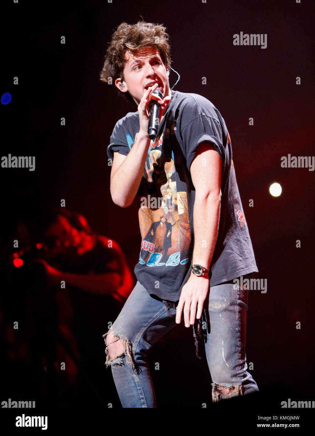 Philadelphia, Stati Uniti d'America. 06 Dic, 2017. Charlie Puth esegue a Q102 Jingle Ball 2017 presso la Wells Fargo Center di Philadelphia, PA su dicembre 6th, 2017 Credito: la foto di accesso/Alamy Live News Foto Stock