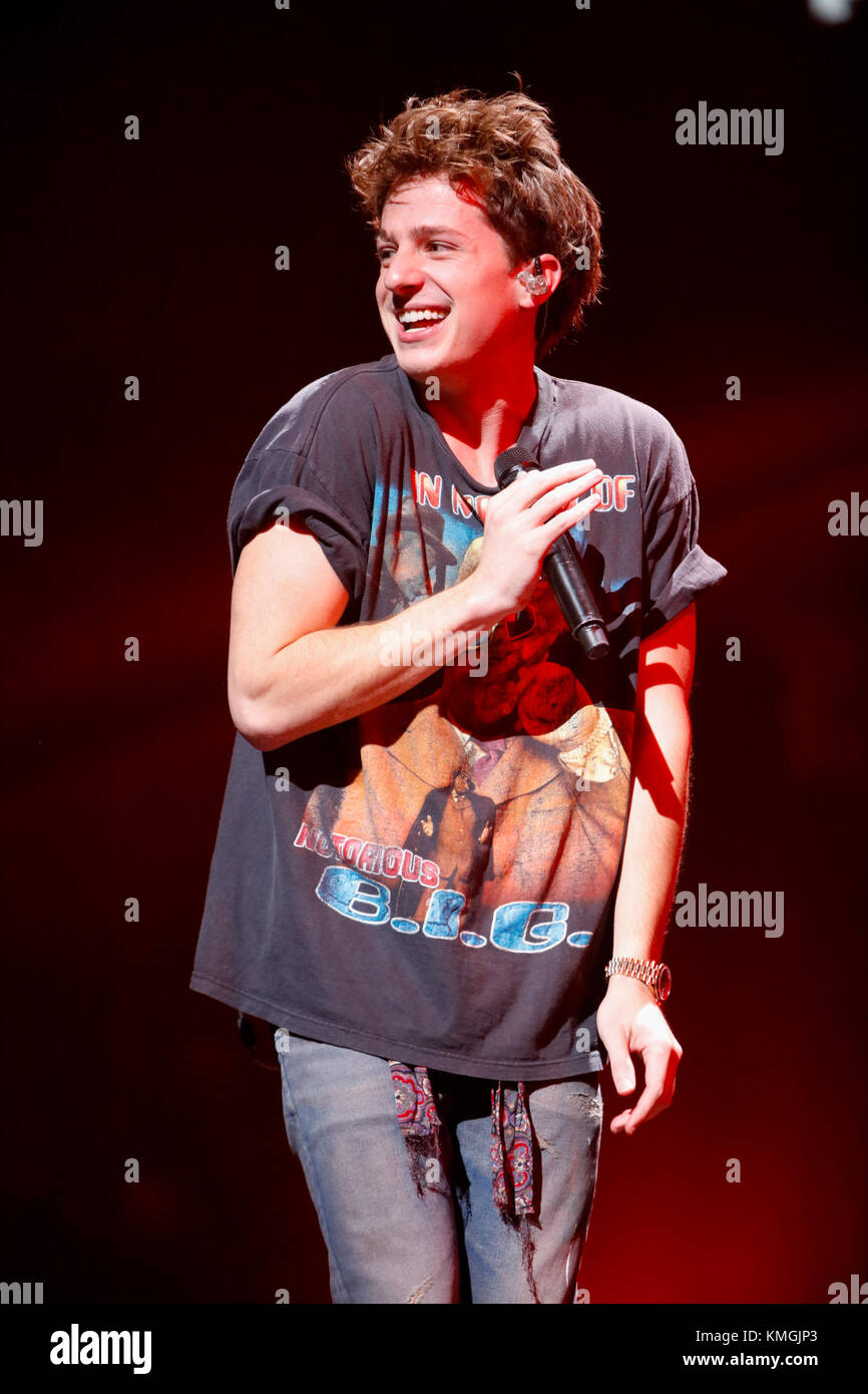 Philadelphia, Stati Uniti d'America. 06 Dic, 2017. Charlie Puth esegue a Q102 Jingle Ball 2017 presso la Wells Fargo Center di Philadelphia, PA su dicembre 6th, 2017 Credito: la foto di accesso/Alamy Live News Foto Stock
