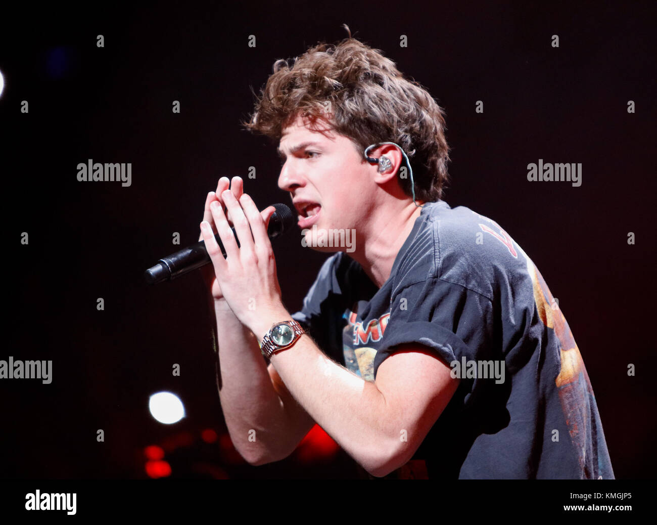 Philadelphia, Stati Uniti d'America. 06 Dic, 2017. Charlie Puth esegue a Q102 Jingle Ball 2017 presso la Wells Fargo Center di Philadelphia, PA su dicembre 6th, 2017 Credito: la foto di accesso/Alamy Live News Foto Stock