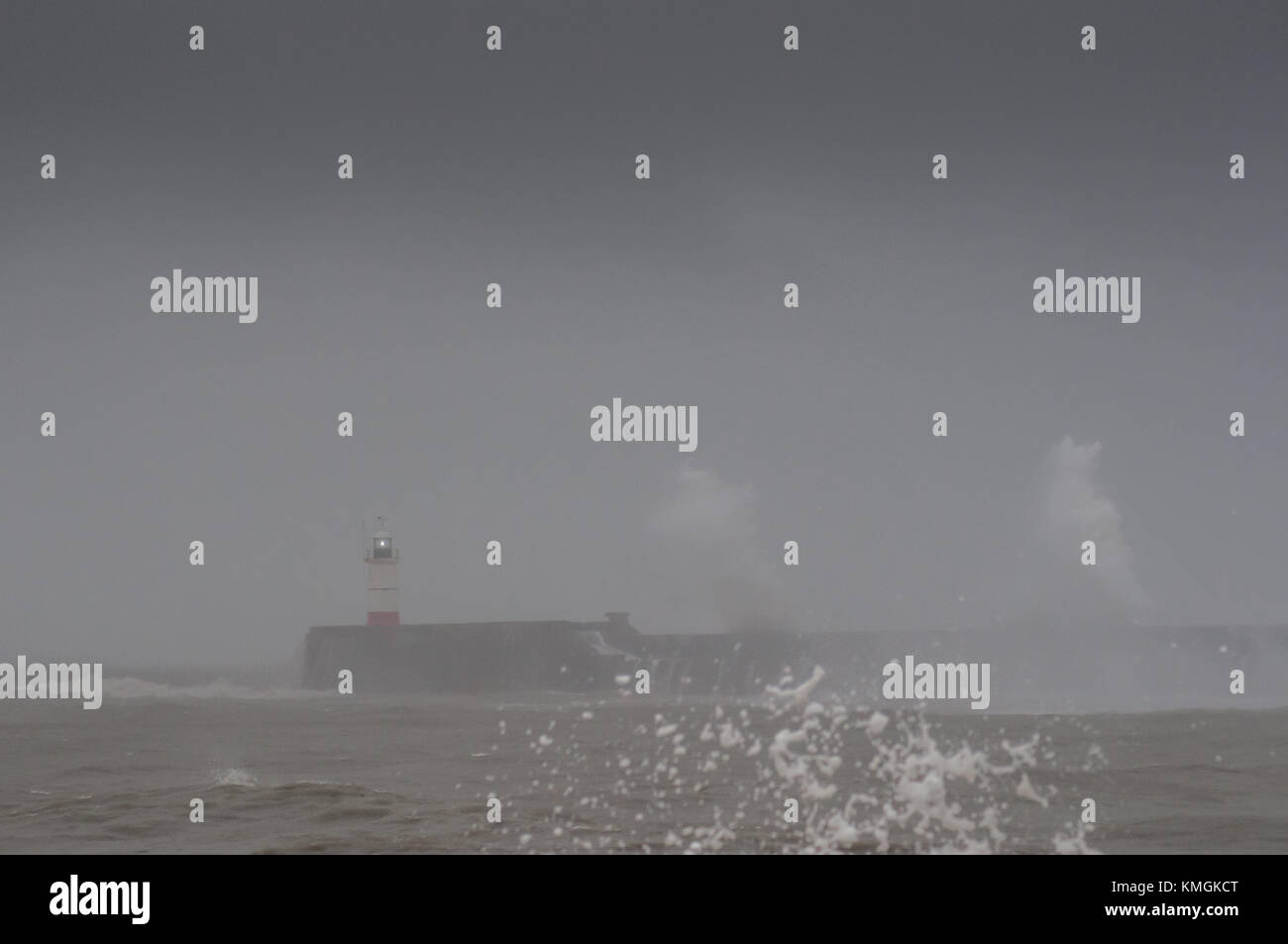 Newhaven, East Sussex, UK..7 Dicembre 2017..Southern Extrems of Storm Caroline porta forti venti, pioggia e mare molto mosso sulla costa del Sussex... Foto Stock