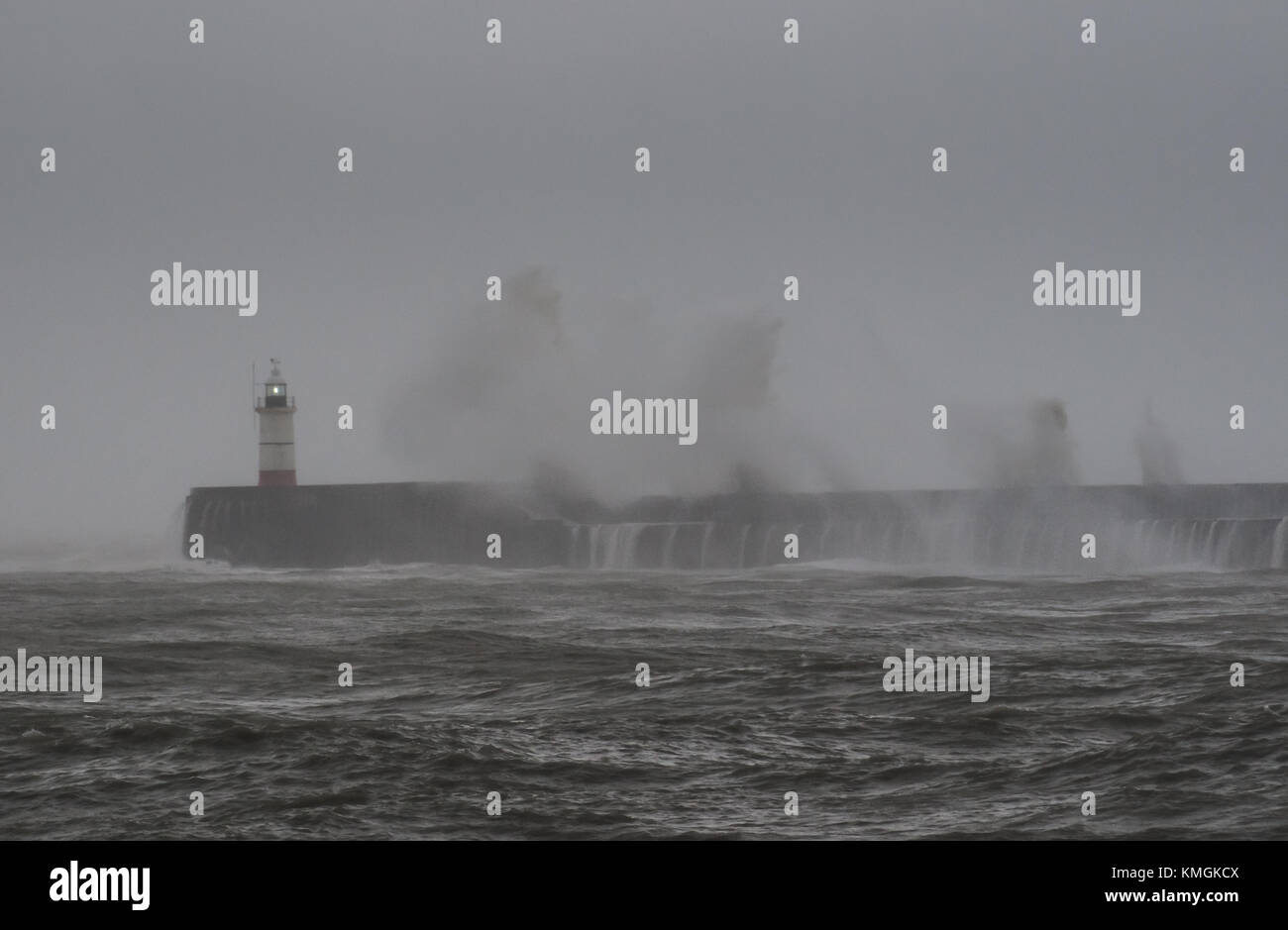 Newhaven, East Sussex, UK..7 Dicembre 2017..Southern Extrems of Storm Caroline porta forti venti, pioggia e mare molto mosso sulla costa del Sussex... Foto Stock