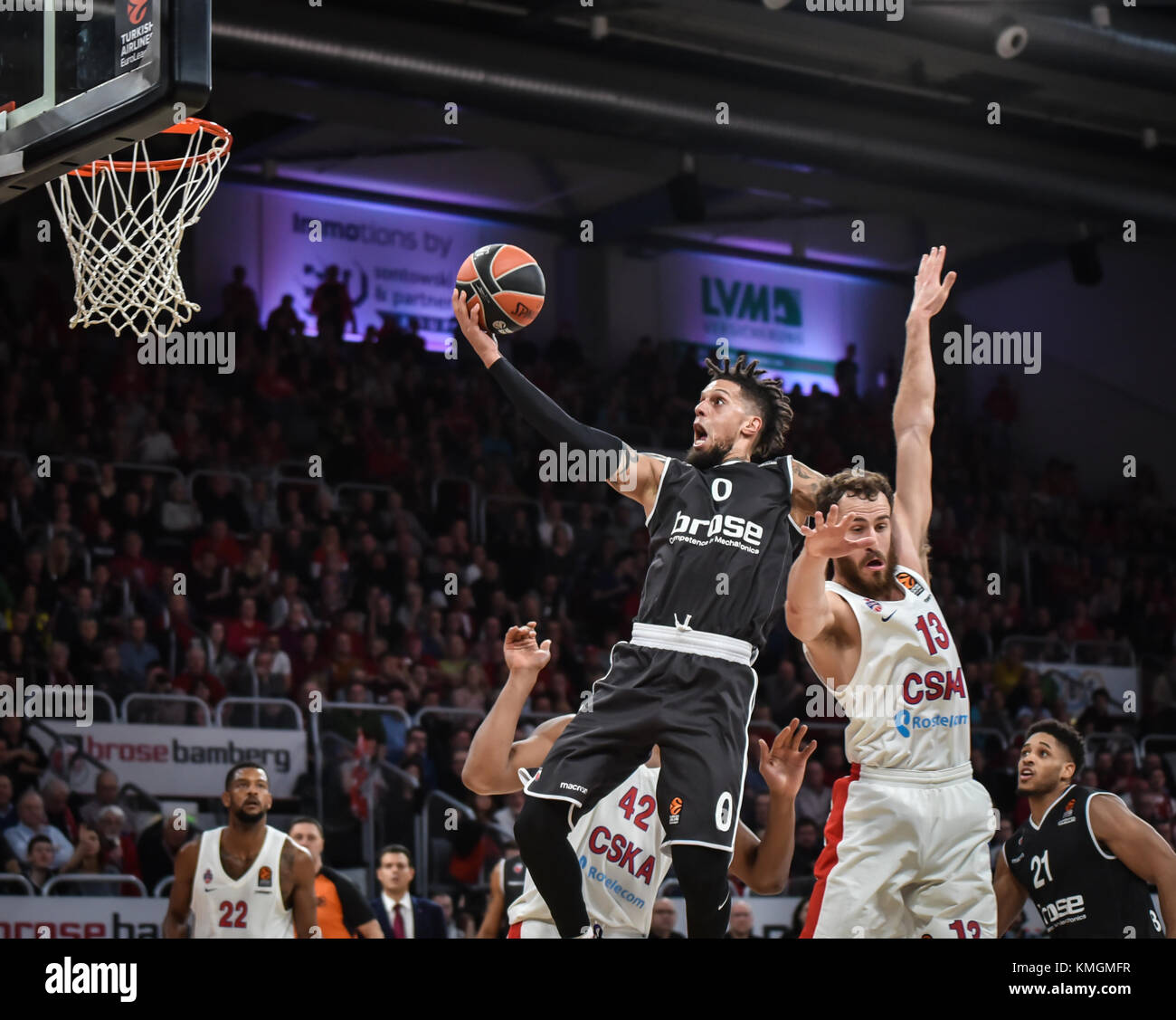 Bamberg, Deutschland. 07Th dec, 2017. Deutschland, bamberg, brose arena, 07.12.2017, Basket - euro league - brose bamberg vs. CSKA Mosca - bild: v. lc. daniel hackett (brose bamberg, #0), Sergio rodriguez (Cska Mosca, #13) Credito: Ryan evans/alamy live news Foto Stock