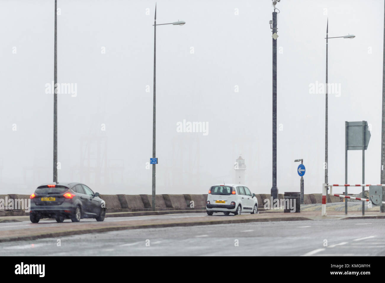 New Brighton, Wirral, Regno Unito. 8 dicembre 2017. Un forte vento e pioggia hits New Brighton, sulla penisola di Wirral, catturare l'estremità di coda di tempesta Caroline. Credito: Paolo Warburton/Alamy Live News Foto Stock