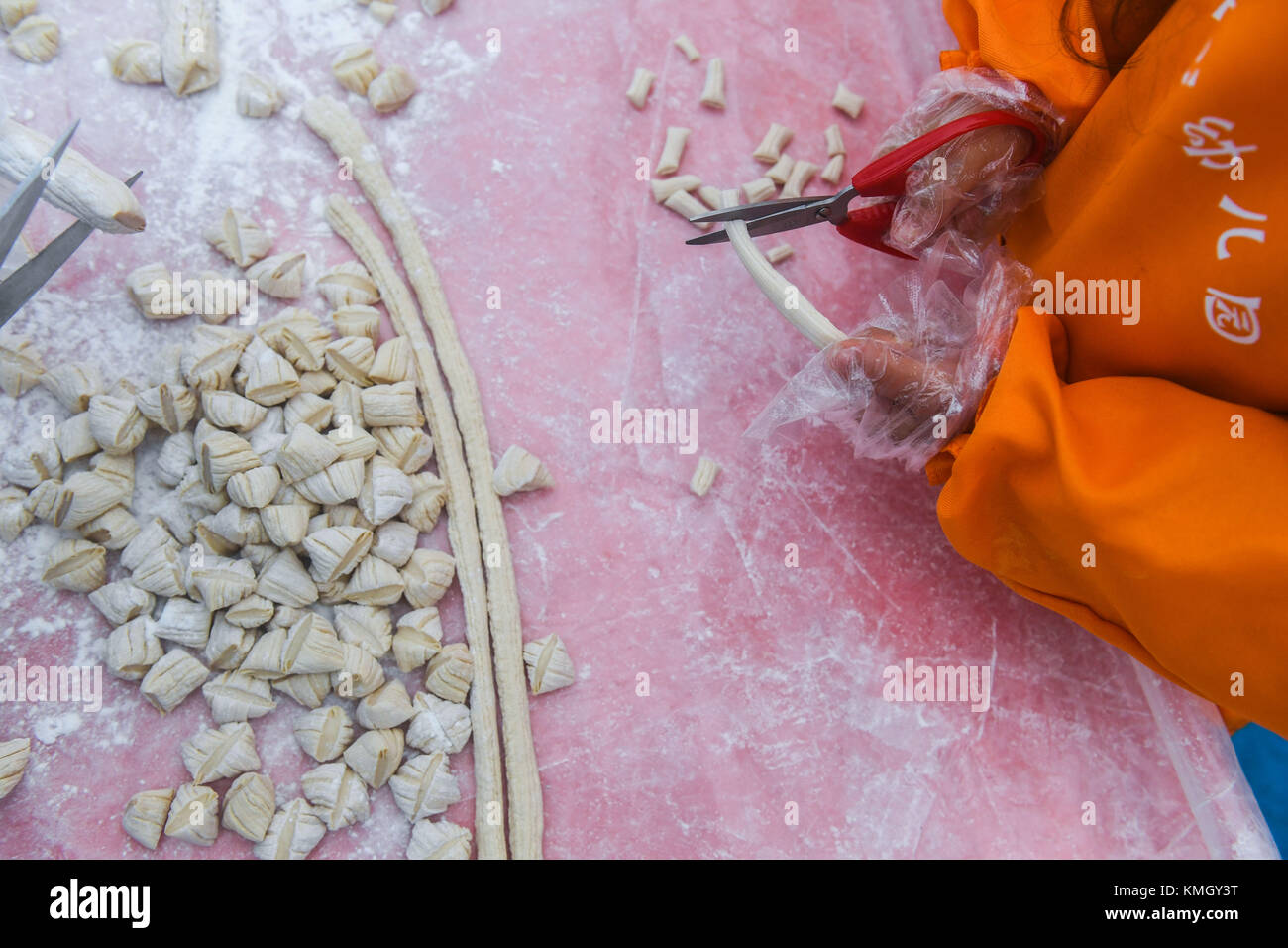Changxing. 7 dicembre 2017. Un bambino impara a fare lo zucchero di malto, uno spuntino tradizionale locale, presso l'asilo centrale nella città di Huaikan nella contea di Changxing, nella provincia di Zhejiang della Cina orientale, 7 dicembre 2017, in occasione di "Daxue", il 21 dei 24 termini solari. Crediti: Xu Yu/Xinhua/Alamy Live News Foto Stock