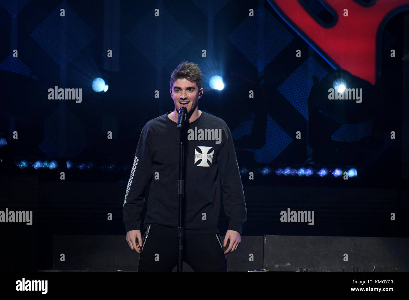 Philadelphia, Stati Uniti d'America. 06 Dic, 2017. Il Chainsmokers eseguire sul palco durante il Q102's iHeartRadio Jingle Ball 2017 presso la Wells Fargo Center di Philadelphia, PA, il 6 dicembre 2017. Credito: Bastiaan Slabbers/Alamy Live News Foto Stock