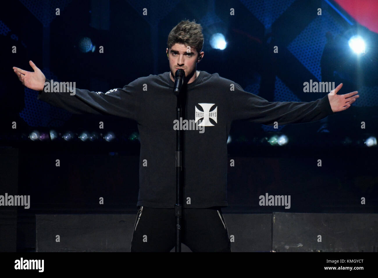 Philadelphia, Stati Uniti d'America. 06 Dic, 2017. Il Chainsmokers eseguire sul palco durante il Q102's iHeartRadio Jingle Ball 2017 presso la Wells Fargo Center di Philadelphia, PA, il 6 dicembre 2017. Credito: Bastiaan Slabbers/Alamy Live News Foto Stock